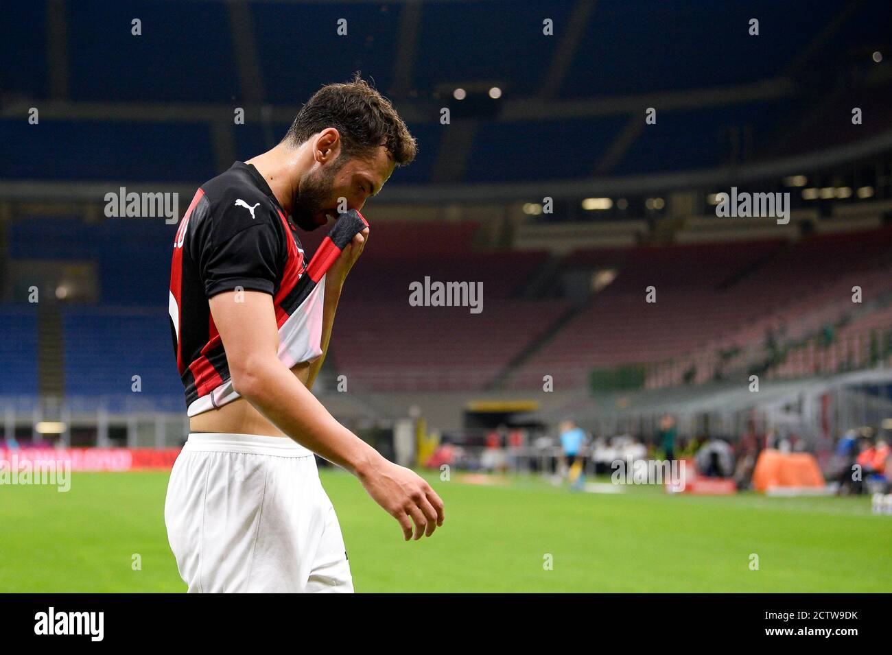 Milano, Italia - 24 settembre 2020: Hakan Calhanoglu dell'AC Milan si sguaita durante la terza partita di calcio della UEFA Europa League tra AC Milan e FK Bodo/Glimt. AC Milan ha vinto nel 3-2 la FK Bodo/Glimt. Credit: Nicolò campo/Alamy Live News Foto Stock