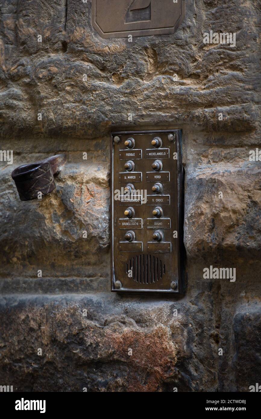 Citofono d'epoca al vecchio muro di pietra. Primo piano. Maggio 2013. Pisa, Ital Foto Stock