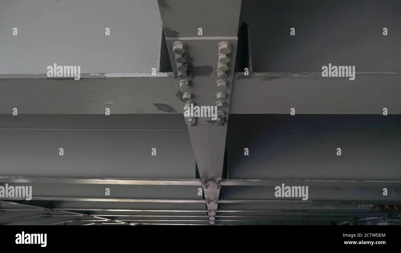 Primo piano del telaio del ponte. Supporto ponte imbullonato. Foto Stock