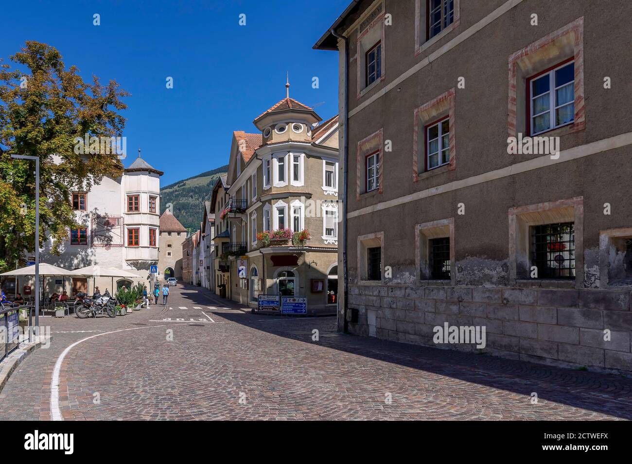 Una delle strade principali del centro storico di Glurns, che conduce alla porta nord, Alto Adige, Italia Foto Stock