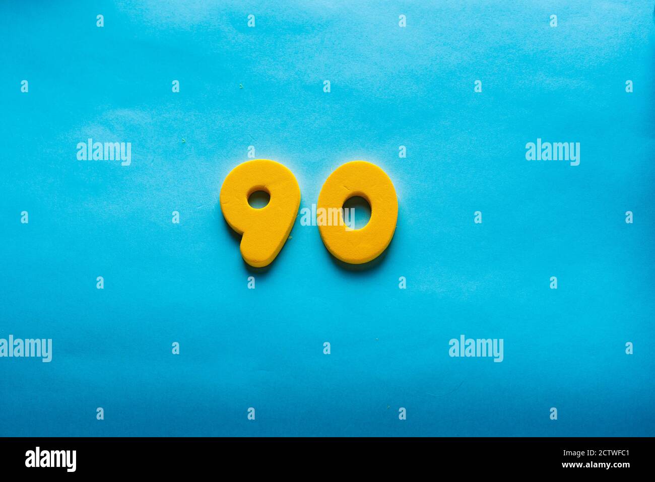 90 anni festeggiando il logo classico. Colorato felice anniversario novanta modello numeri colorati. Saluti celebra la scheda. Cifre tradizionali incorniciate di età. Vendita, premio speciale, fuori concetto. Foto Stock