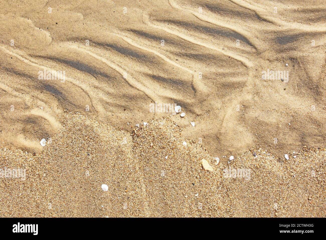 Sfondo di sabbia marina ondulato sulla spiaggia Foto Stock