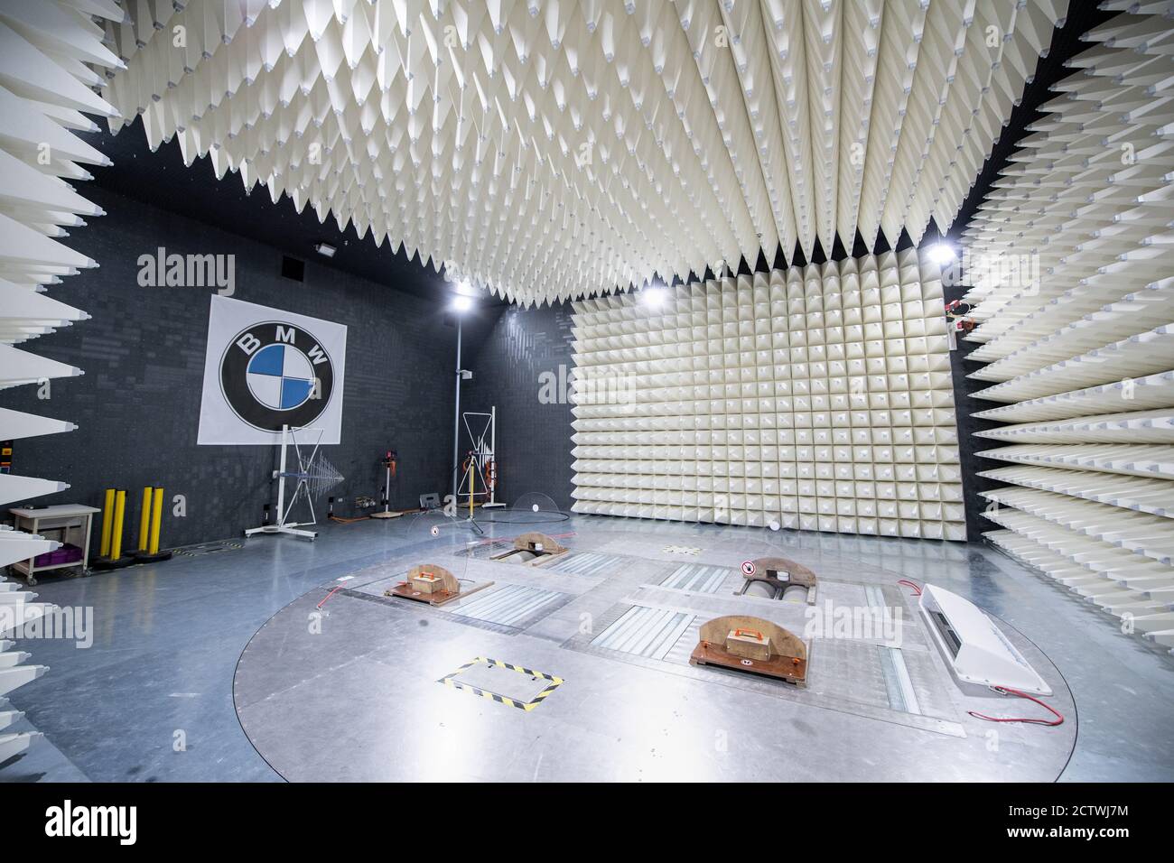 25 settembre 2020, Baviera, Monaco di Baviera: Un laboratorio di ricerca sull'acustica dei veicoli e sulla compatibilità elettromagnetica (laboratorio EMC) si può vedere all'apertura di una casa di progetto di ricerca del Centro di Ricerca e innovazione BMW (FIZ). Tra le altre cose, il laboratorio può essere utilizzato per ricercare la capacità dei sistemi del veicolo di funzionare senza interferenze indesiderate in un'ampia gamma di ambienti di funzionamento elettromagnetici. Il produttore automobilistico BMW ha investito un miliardo di euro nell'espansione del suo centro di ricerca a Monaco, dove saranno presenti 100 laboratori e 200 banchi prova Foto Stock