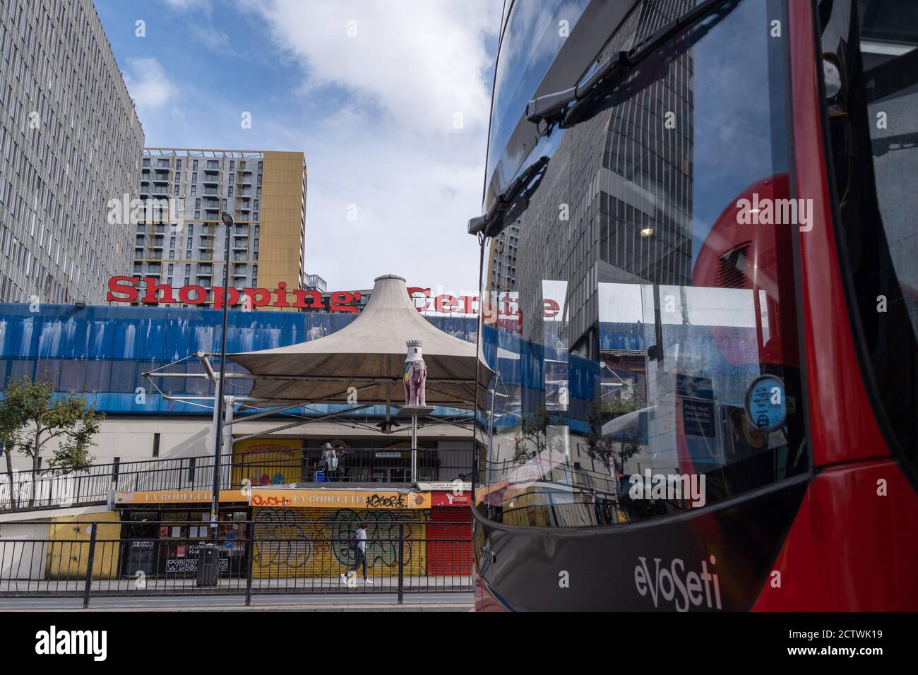 Il giorno in cui l'Elephant & Castle Shopping Centre chiude prima della sua demolizione e riqualificazione, l'architettura e il magazzino degli anni '60 vengono portati via dai negozianti prima che le porte siano chiuse per l'ultimo periodo dopo 55 anni, il 24 settembre 2020, a Londra sud, Inghilterra. L'architettura molto criticata del centro commerciale Elephant & Castle è stato aperto nel 1965, costruito sul sito danneggiato bomba dell'ex Elephant & Castle Estate, originariamente costruito nel 1898. Il centro era sede di ristoranti, negozi di abbigliamento, fast food e club dove i londinesi meridionali socializzavano e incontravano li Foto Stock