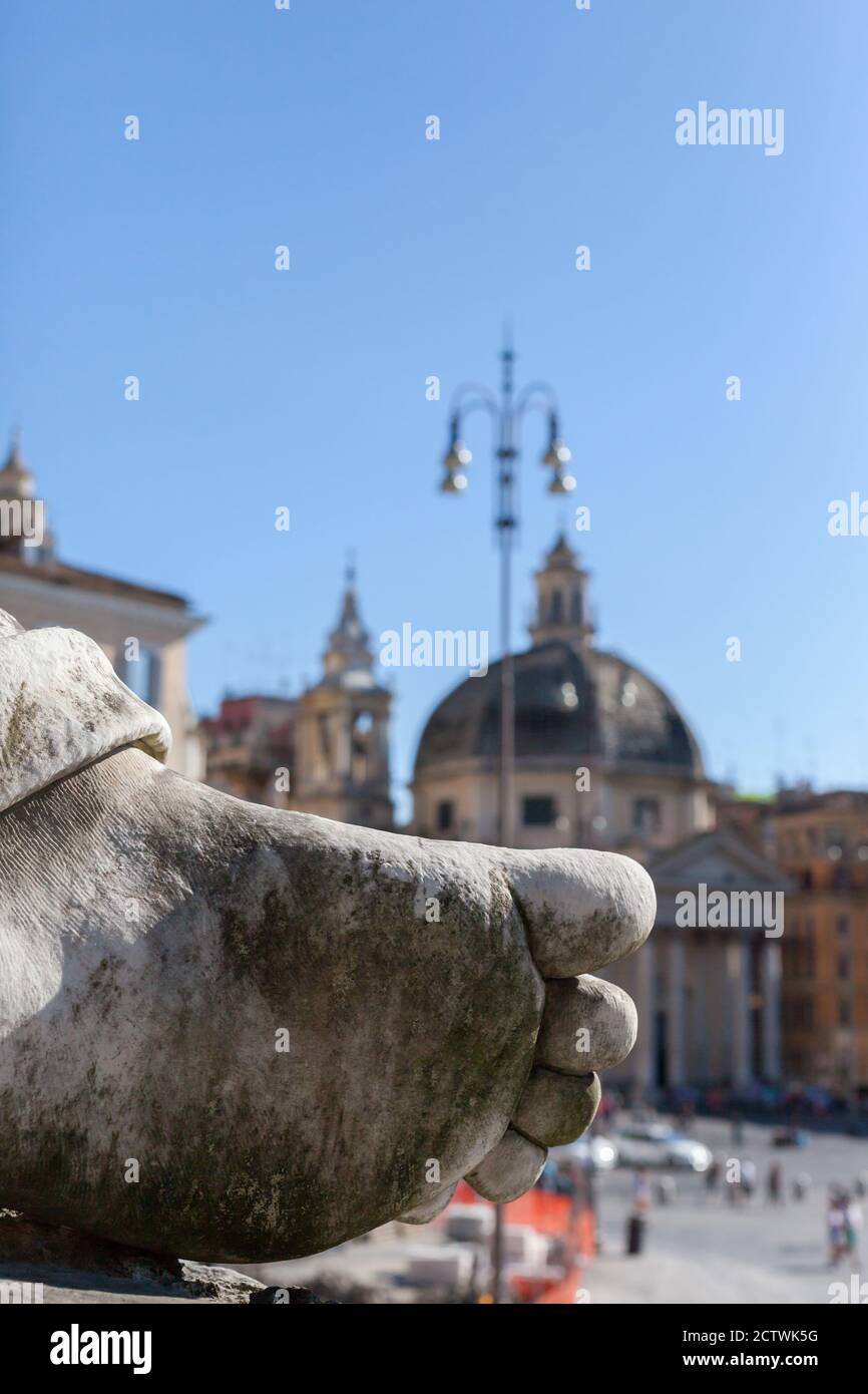 ROMA, ITALIA - 2014 AGOSTO 18. Scultura in Piazza del Popolo nel centro di Roma. Foto Stock