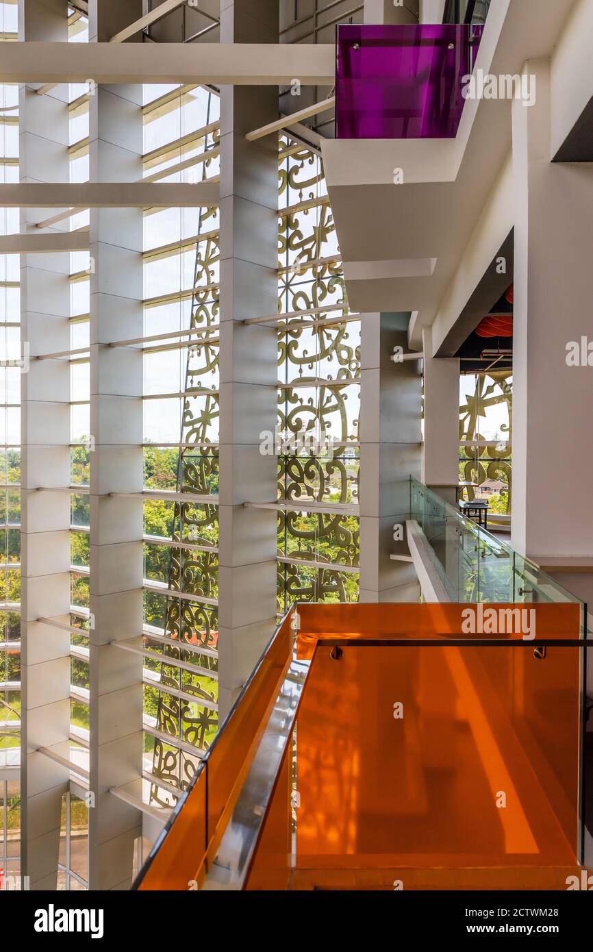 Vista interna della Biblioteca Regionale Sabah al Tanjung Aru Plaza, aperto il 1 aprile 2019. Foto Stock