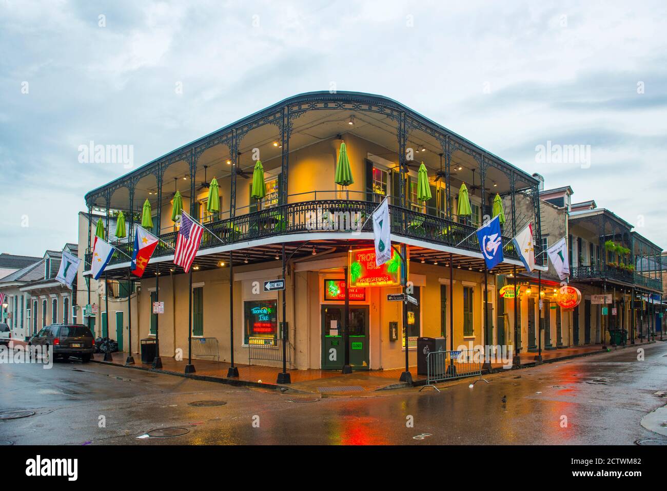 Edifici storici su Bourbon Street a Orleans Street nel quartiere francese al mattino a New Orleans, Louisiana, USA. Foto Stock