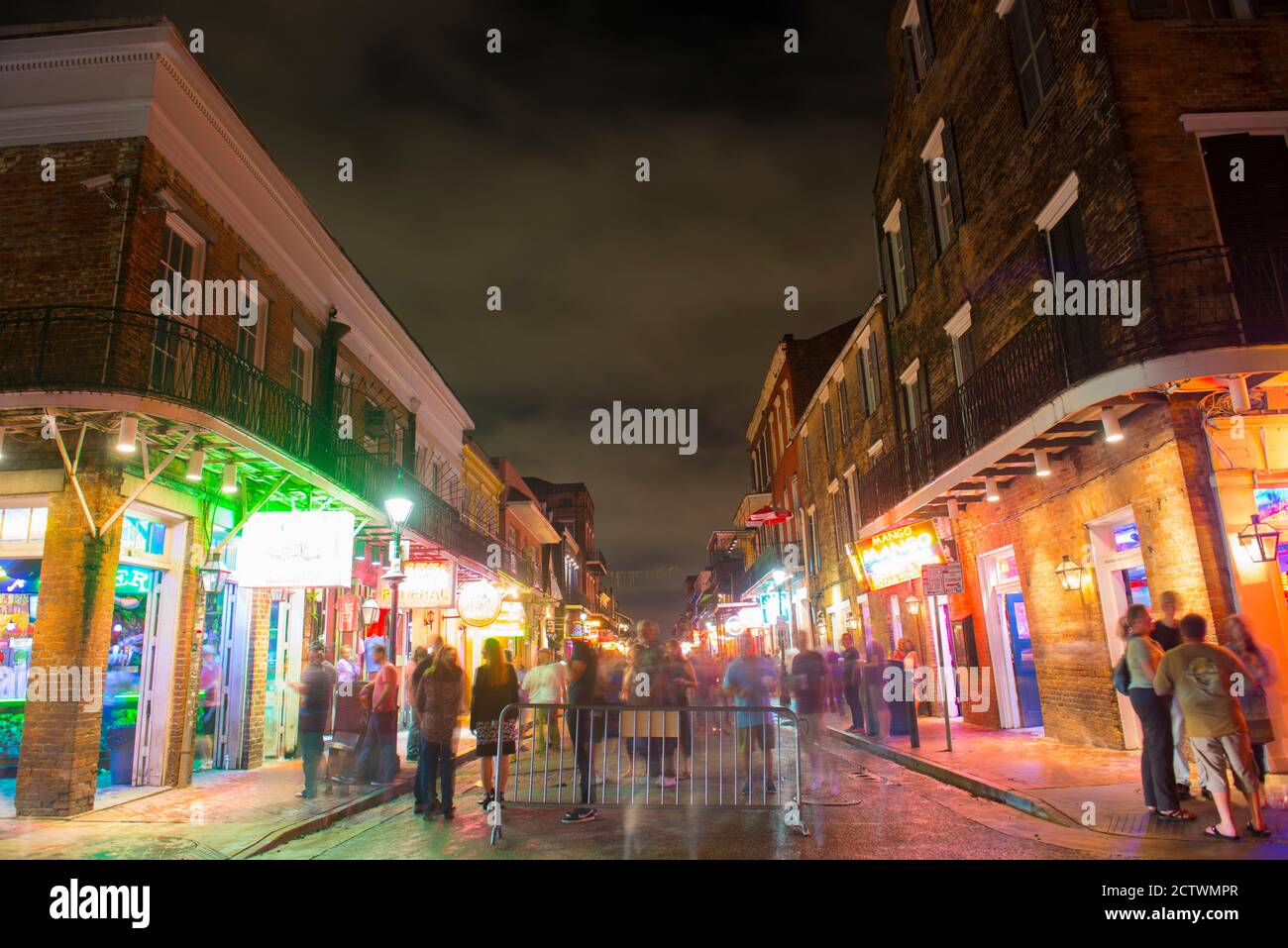 Edifici storici su Bourbon Street a conti Street nel quartiere francese di notte a New Orleans, Louisiana, USA. Foto Stock