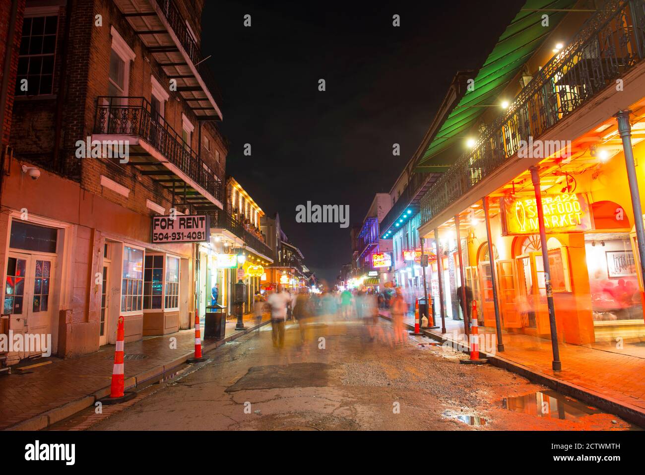 Edifici storici in Bourbon Street tra conti Street e St Louis Street nel quartiere francese di notte a New Orleans, Louisiana, USA. Foto Stock