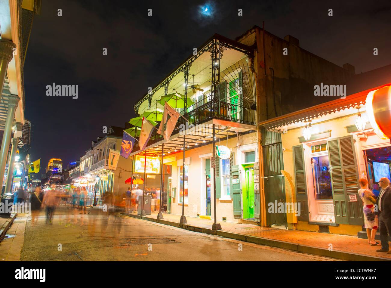 Edifici storici su Bourbon Street tra Orleans Street e St Ann Street nel quartiere francese di notte a New Orleans, Louisiana, USA. Foto Stock