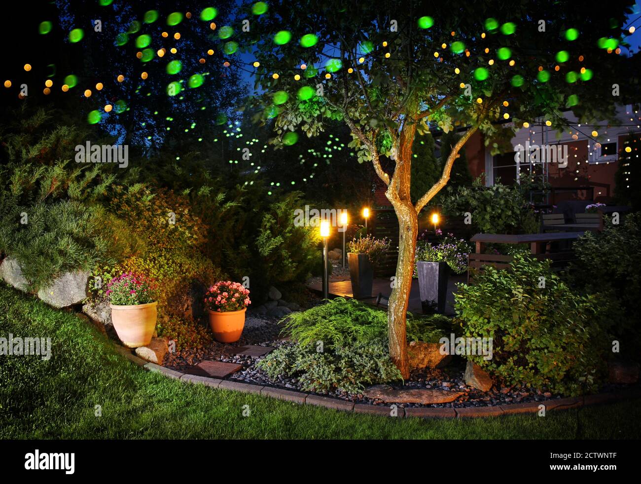 Home giardino illuminazione autunno sera patio festa luci Foto stock - Alamy
