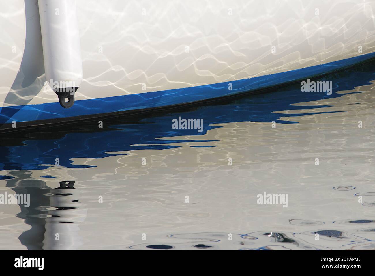 Bianco e blu barca astratti riflessi al sole Foto Stock