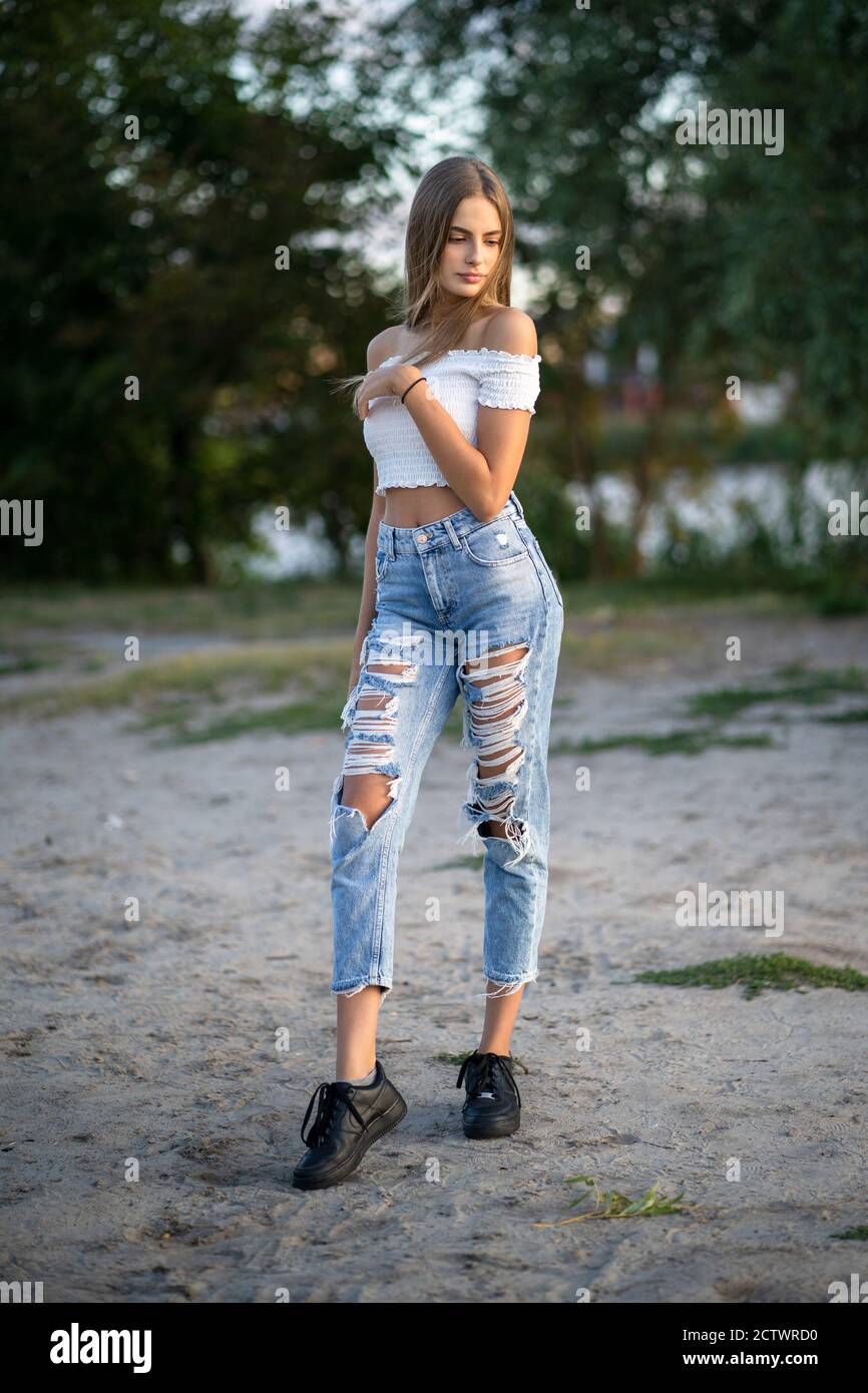 Jeans azzurri strappati immagini e fotografie stock ad alta risoluzione Alamy