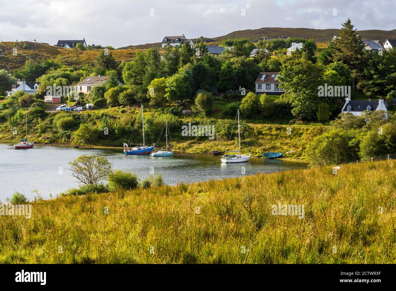 Vista mattutina delle barche collegate lungo la riva al pittoresco villaggio di Badachro, Gairloch, Wester Ross, Highland Region, Scotland, UK Foto Stock