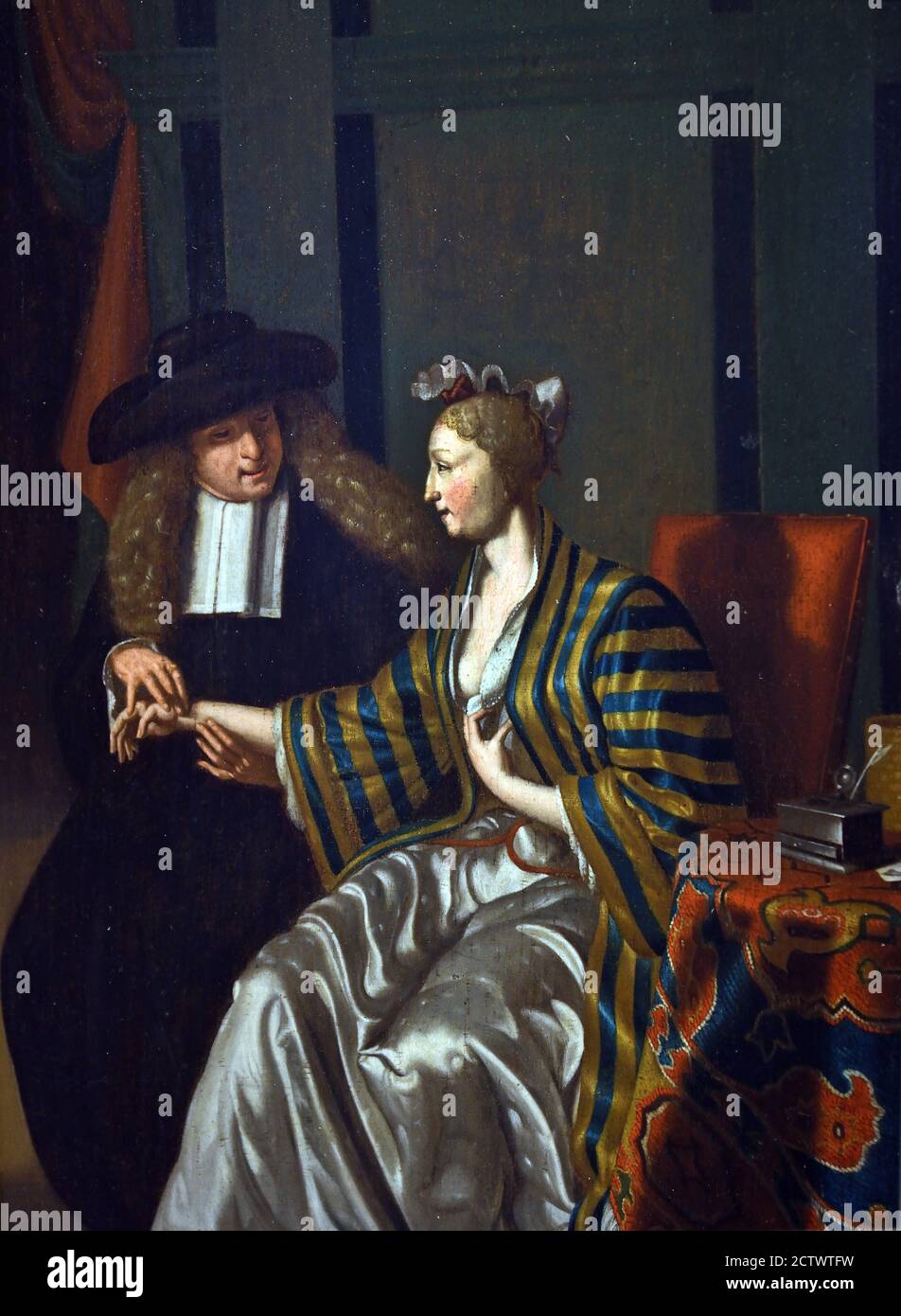 Visita del medico 1683-1736 Fokke Stafert Man con cappello nero e accappatoio nero con bande bianche, sente il polso destro di una donna esoticamente vestita sulla destra, seduto accanto ad un tavolo con tappeto persiano su cui un'asta di stagno, con la mano sinistra apre il suo accappatoio in modo che la sua sfaldatura diventi visibile. Raffigurazione di una donna che soffre di dolore di amore, o di amore febbri. Paesi Bassi, Paesi Bassi. Foto Stock