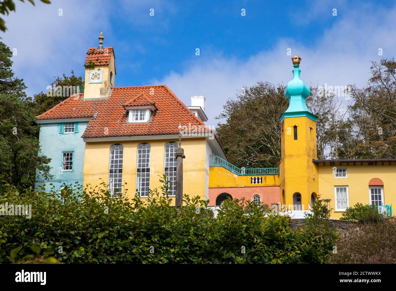 Una vista sulla splendida Chantry e Onion Dome nel villaggio di Portmeirion nel Galles del Nord, Regno Unito. Foto Stock