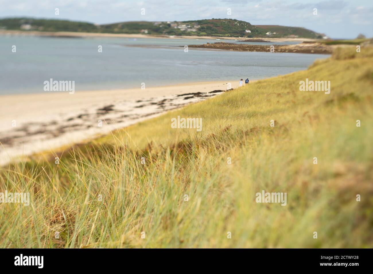 Una coppia a piedi lungo una spiaggia a Tresco, Isole di Scilly Foto Stock