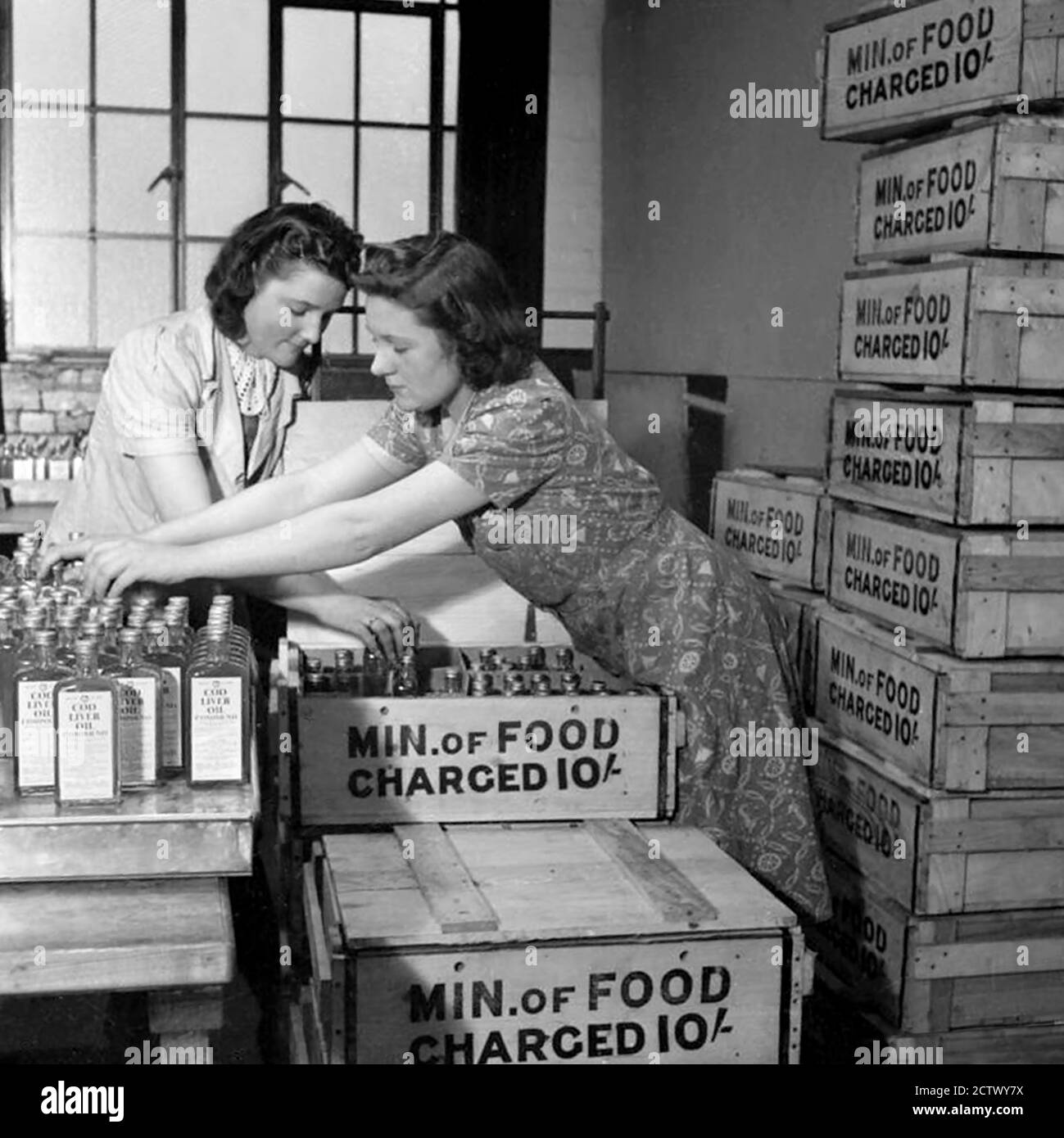Donne lavoratori di fabbrica (WW2) imballaggio olio di fegato di merluzzo 1942 Foto Stock