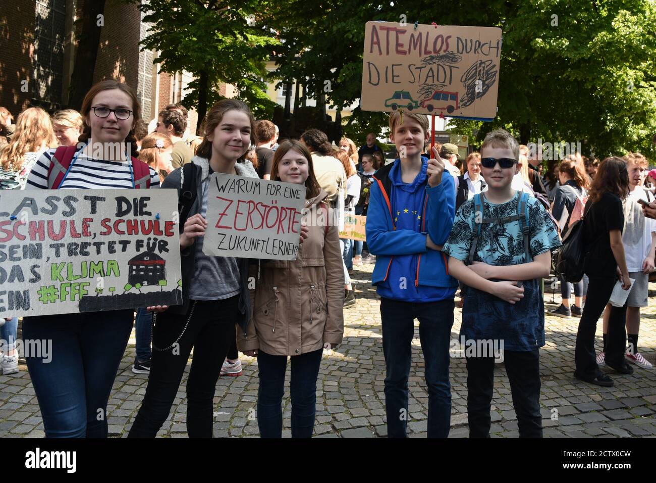 I partecipanti con i loro poster al venerdì per la futura dimostrazione Sulla Giornata mondiale del cambiamento climatico a Duesseldorf Foto Stock