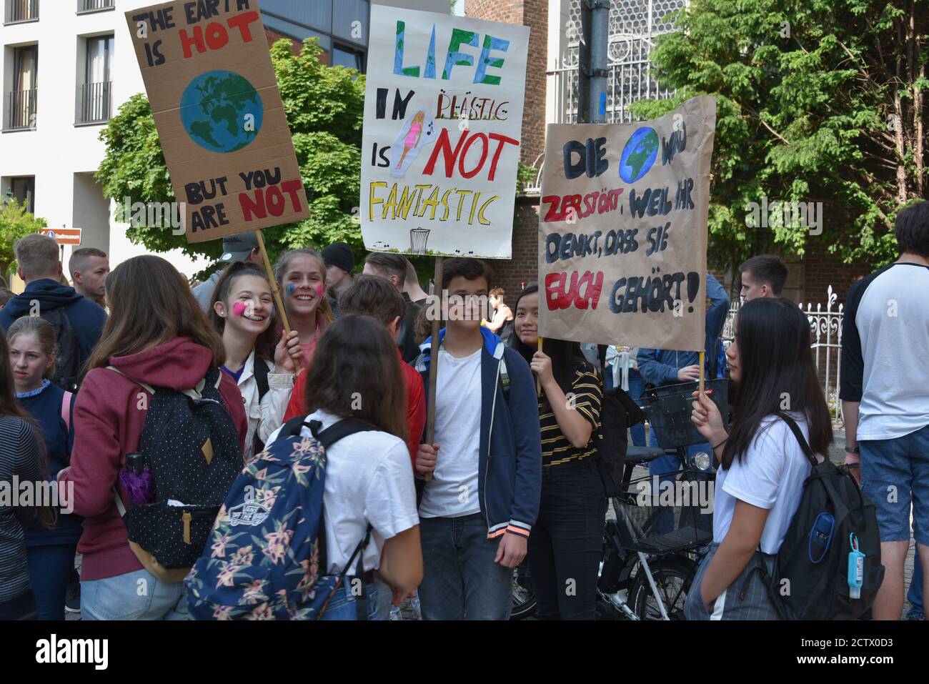 I partecipanti con i loro poster al venerdì per la futura dimostrazione Sulla Giornata mondiale del cambiamento climatico a Duesseldorf Foto Stock