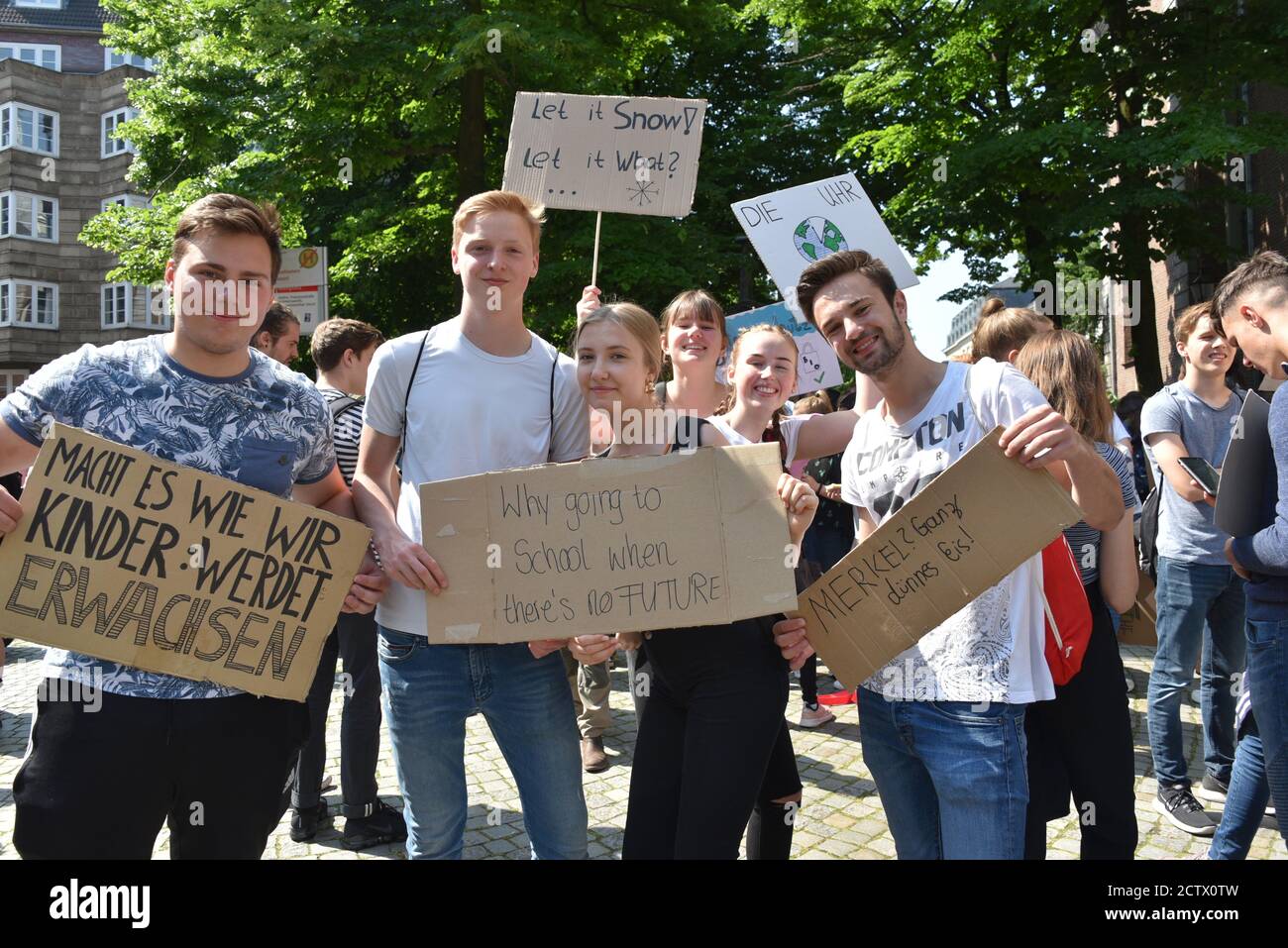 I partecipanti con i loro poster al venerdì per la futura dimostrazione Sulla Giornata mondiale del cambiamento climatico a Duesseldorf Foto Stock
