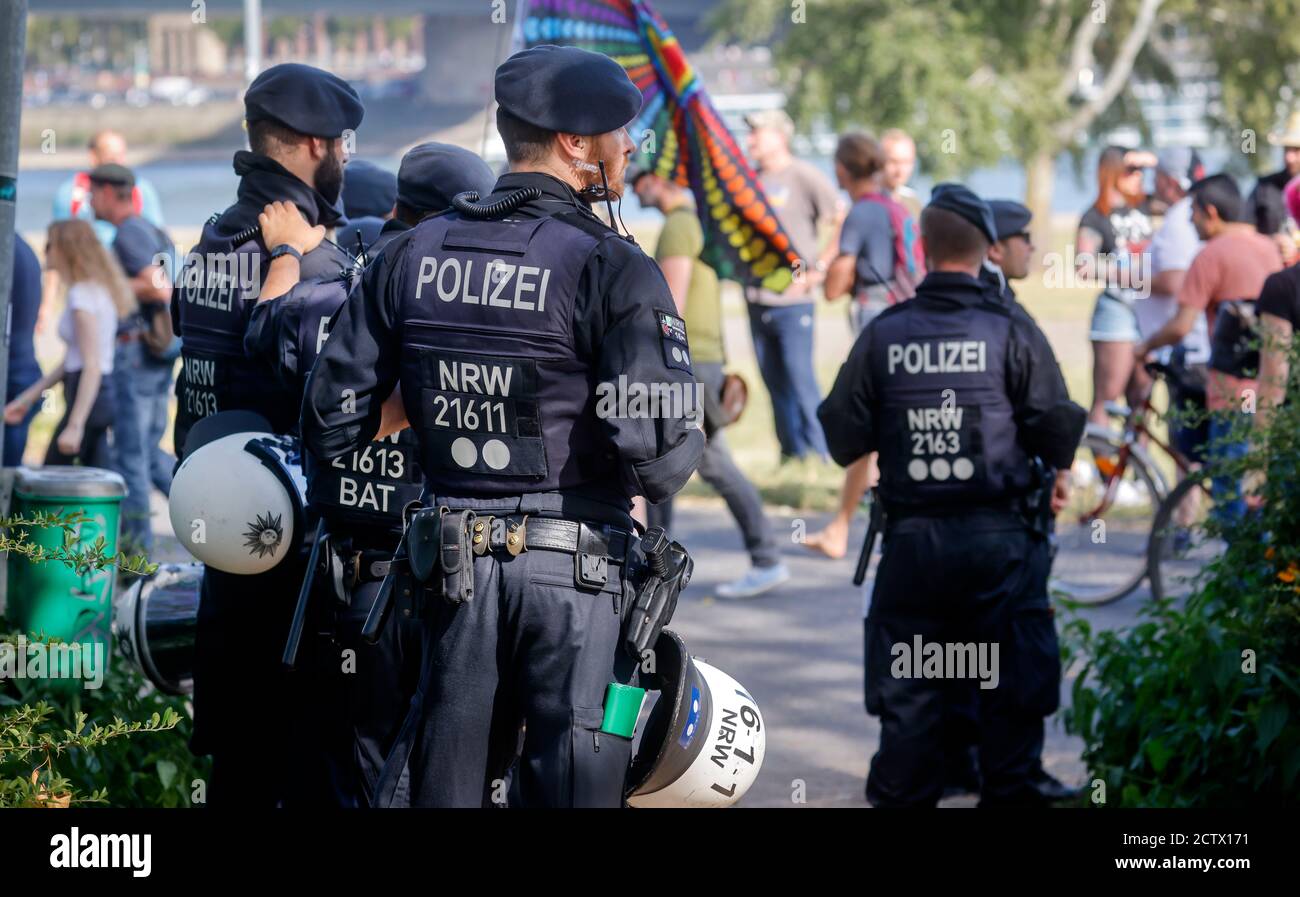 20.09.2020, Duesseldorf, Renania Settentrionale-Vestfalia, Germania - polizia NRW in servizio a dimostrazione anticorona, dimostrazione contro la politica sanitaria di Foto Stock