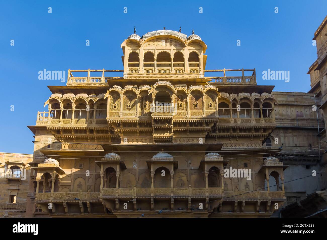 Jaisalmer, Rajasthan, India- Feb 18,2020.A Vista esterna di Haveli all'interno di Dussehra Chowk con in Forte dorato Foto Stock