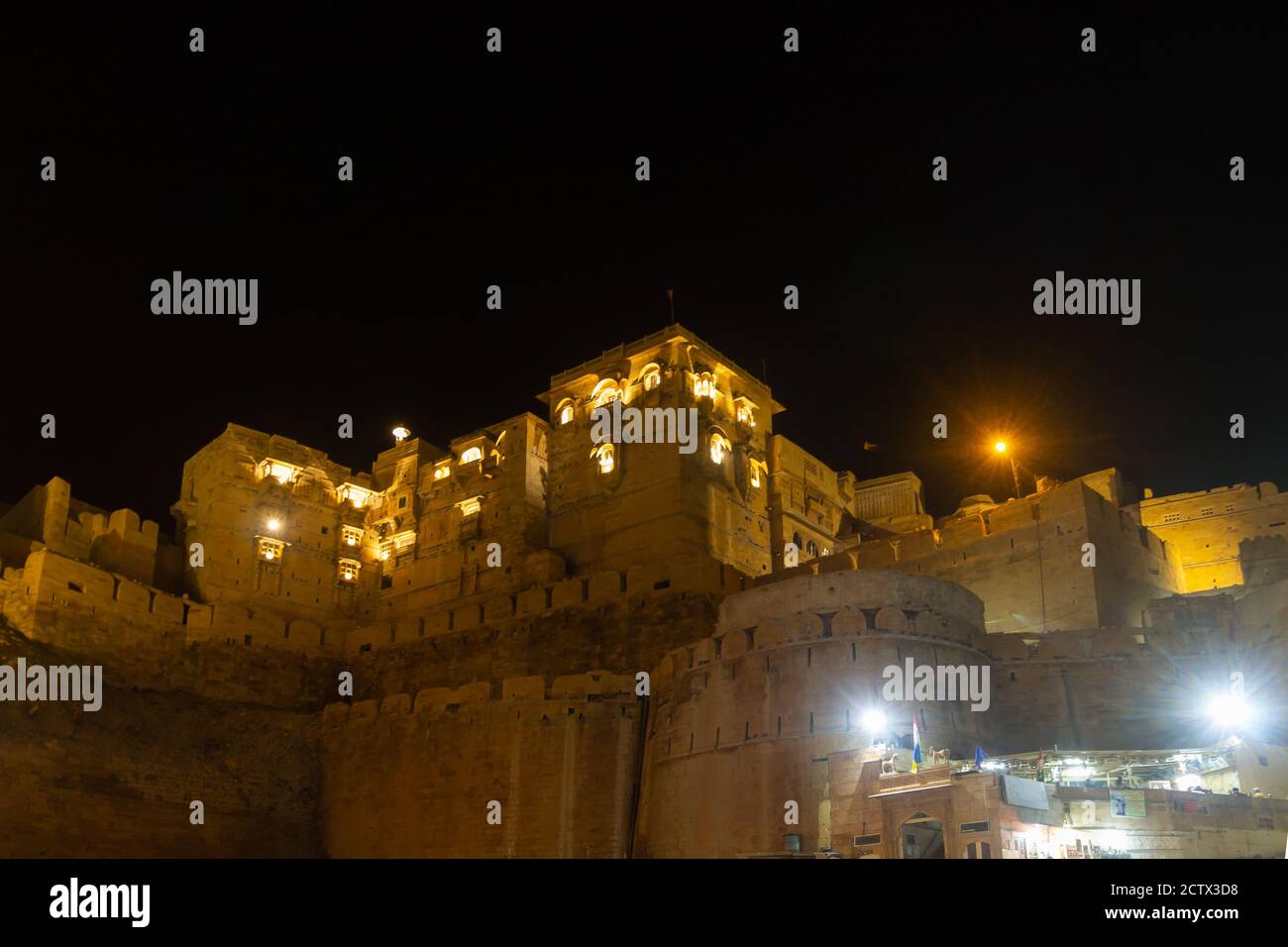 Jaisalmer, Rajasthan, India- Feb 18,2020.A Vista del Re, della Regina e del Palazzo del Principe da Manik Chowk in serata. Foto Stock
