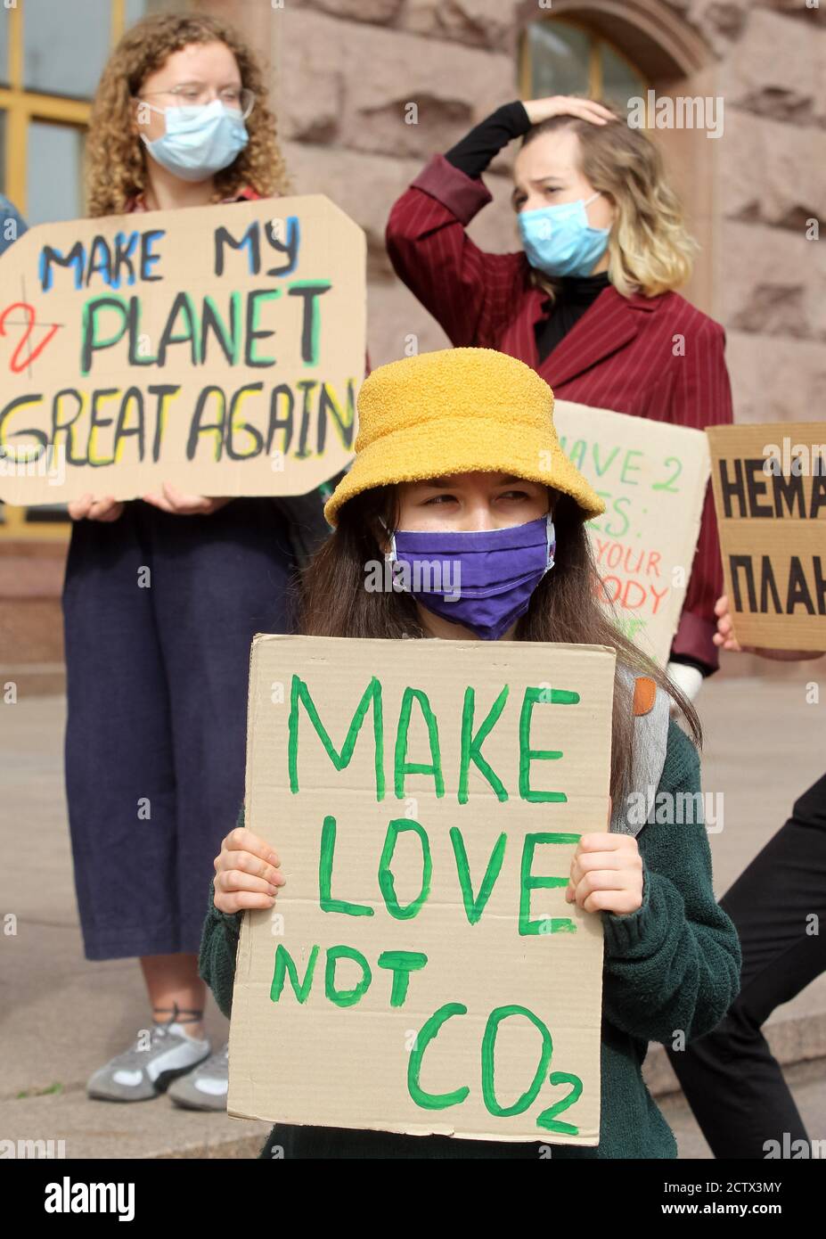 I manifestanti tengono cartelli che esprimono la loro opinione durante la manifestazione fuori dal municipio di Kiev. Gli attivisti climatici di tutto il mondo si sono uniti per la prima azione globale di sciopero climatico del 2020, tenutasi in tutto il mondo in mezzo alla pandemia del coronavirus COVID-19. La Giornata globale dell’azione per il clima fa parte della protesta degli studenti, il movimento dei venerdì per il futuro, che mira a far muovere i leader mondiali in azione sul cambiamento climatico. Foto Stock