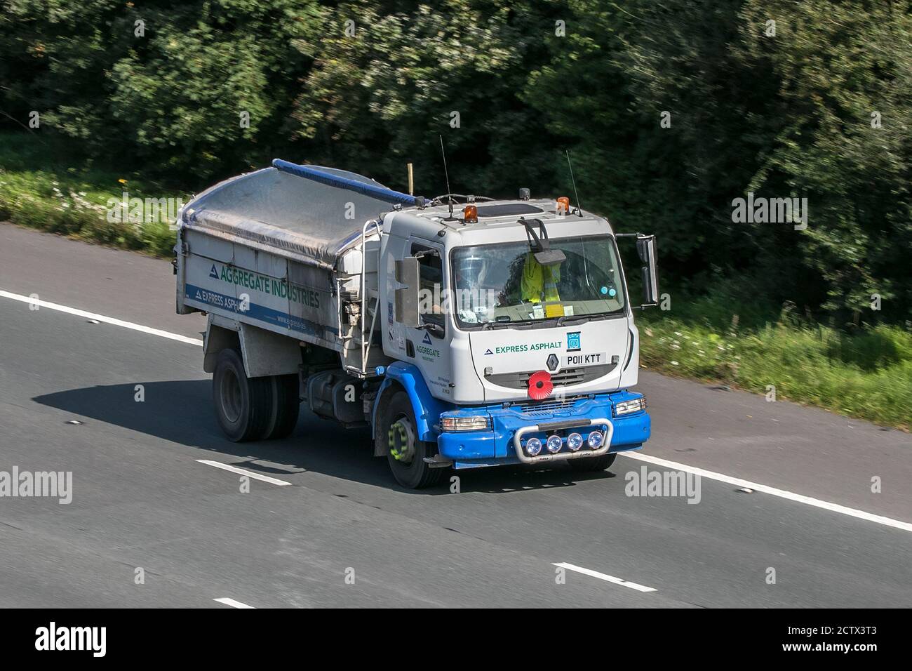 Express Asphalt Renault camion con carico di asfalto che guida sull'autostrada M6 vicino Preston in Lancashire, Regno Unito. Foto Stock