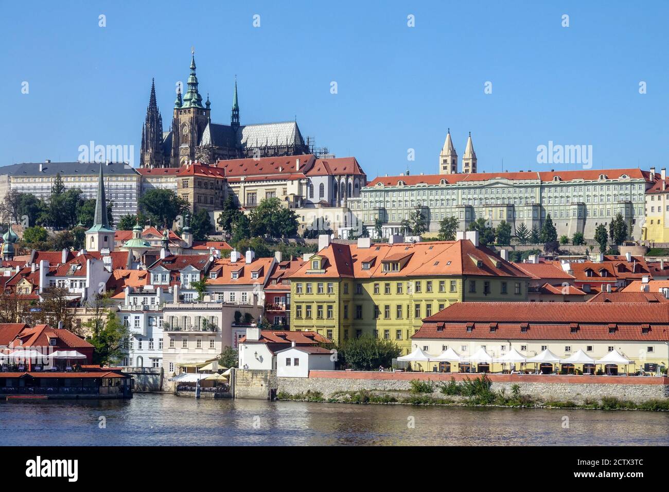 Europa cattedrale edificio Skyline Cattedrale Praga City Landmark Panorama con il fiume Castello di Praga Foto Stock