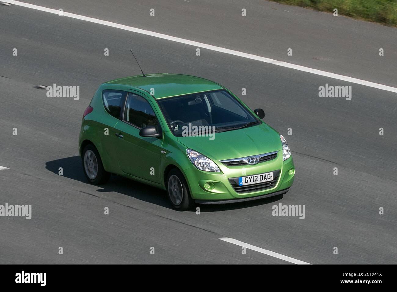 A 2012 Hyundai I20 Classic Green Car Hatchback benzina sulla M6 autostrada vicino Preston a Lancashire, Regno Unito. Foto Stock