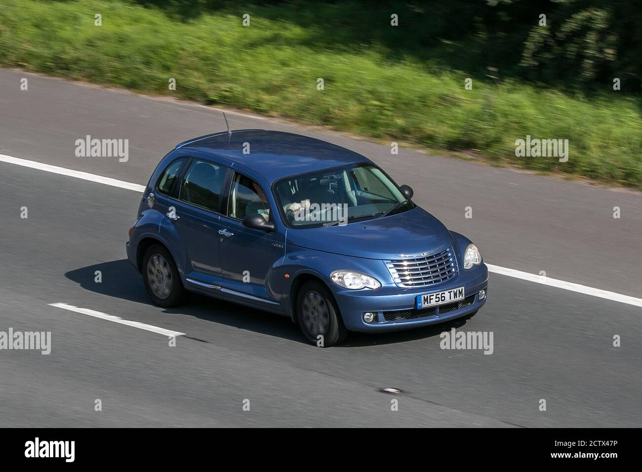 2006 Chrysler Pt Cruiser Limited L Auto Blue Car Hatchback benzina guida sull'autostrada M6 vicino Preston a Lancashire, Regno Unito. Foto Stock