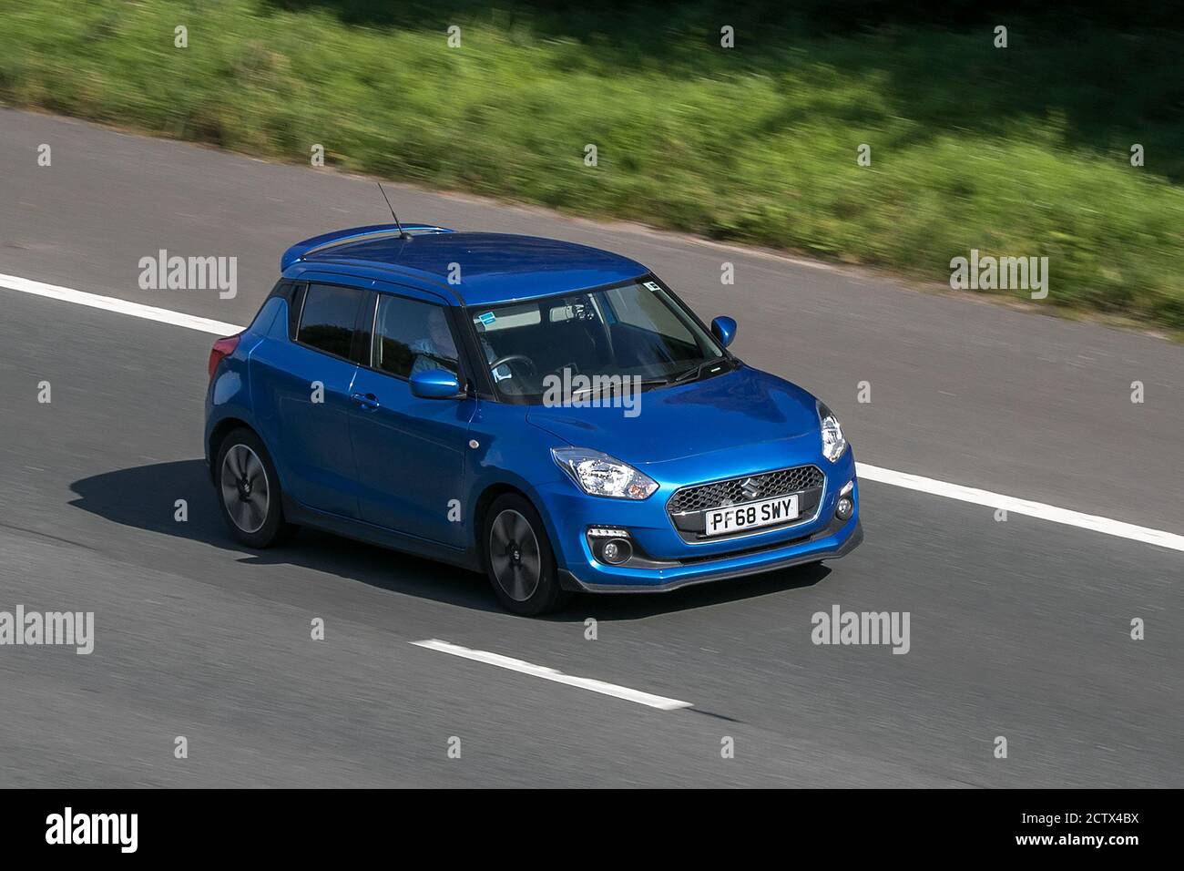 2018 Suzuki Swift Attitude Dualjet Blue Car Hatchback benzina guidando sull'autostrada M6 vicino Preston in Lancashire, Regno Unito. Foto Stock