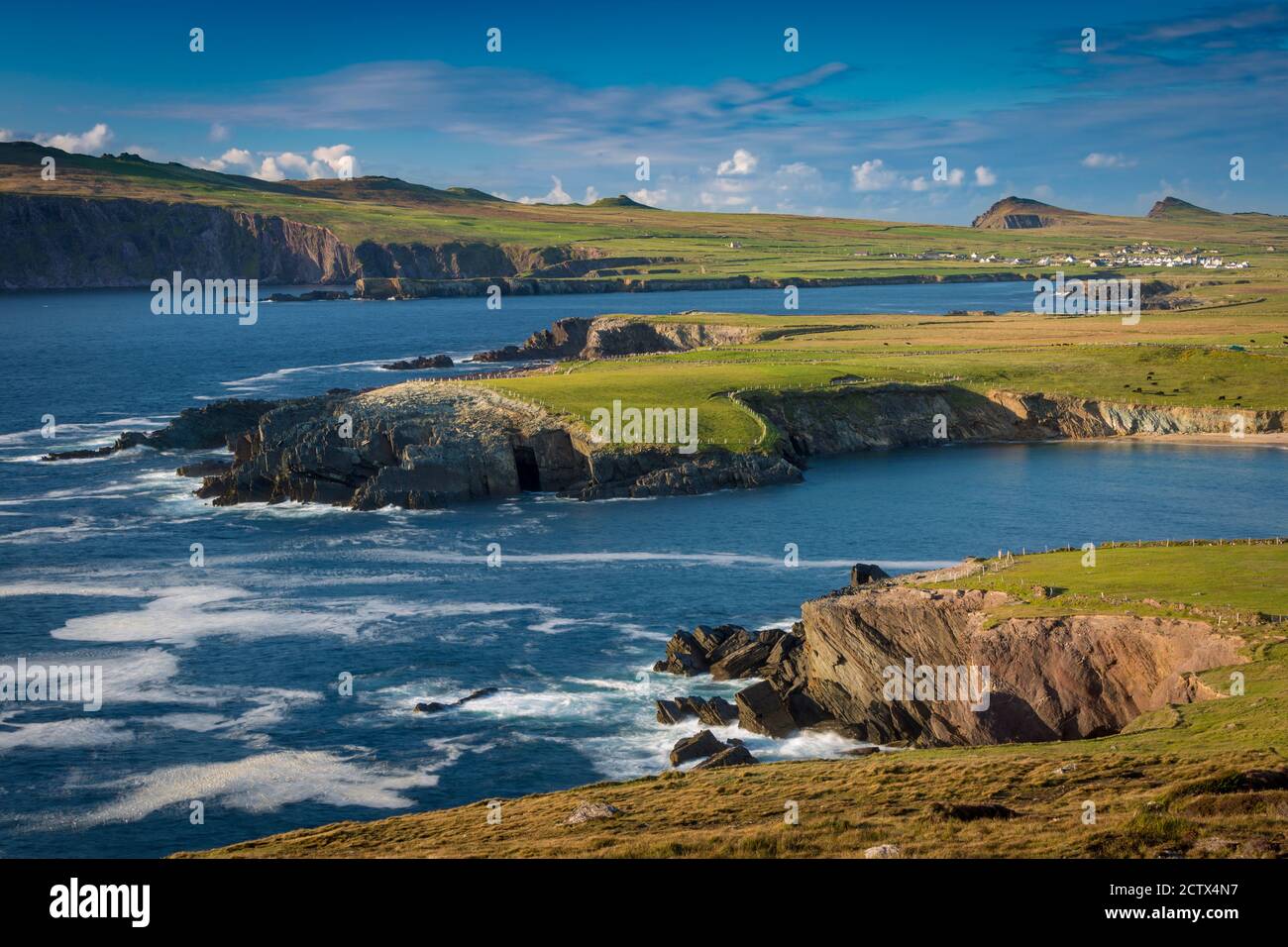 Luce del sole serale su Ballyferriter Bay, Sybil Point e le vette delle tre Sorelle, Dingle Peninsula, County Kerry, Irlanda. Foto Stock