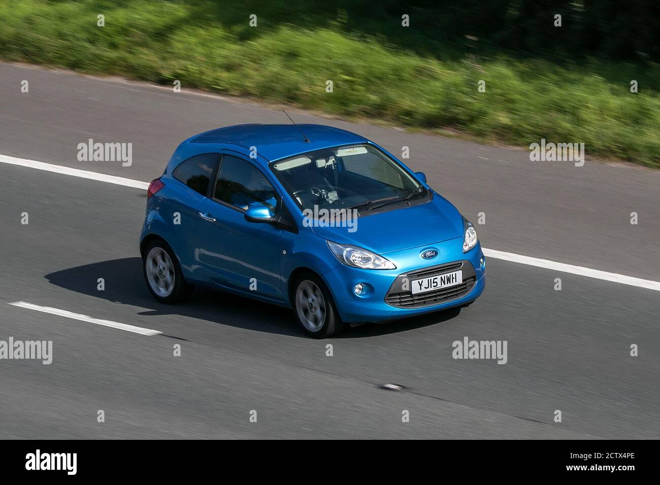 2015 Ford Ka Titanium Blue Car Hatchback benzina sulla M6 autostrada vicino Preston a Lancashire, Regno Unito. Foto Stock