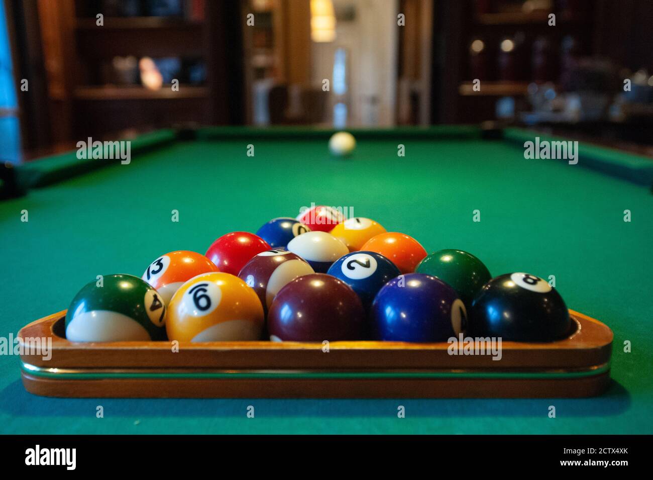 Palline da biliardo allestite su un tavolo da biliardo in una tradizionale sala giochi Country House. Foto Stock