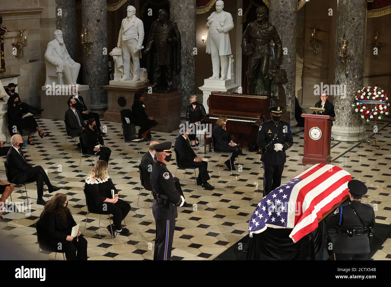 Washington, Stati Uniti. 25 Settembre 2020. Rabbi Lauren Holtzblatt parla come US Supreme Court associate Justice Ruth Bader Ginsburg's bandiera-drapped cazzo si trova sulla Lincoln catafalque in Statary Hall come lei si trova nello stato al Campidoglio degli Stati Uniti Venerdì, 25 settembre 2020 a Washington, DC. Ginsburg è la prima donna che si trova nello stato del Campidoglio. Pool Photo by chip Somodevilla/UPI Credit: UPI/Alamy Live News Foto Stock