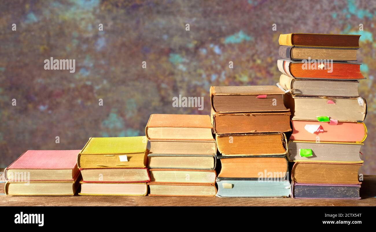 Pile di libri multicolore. Lettura,letteratura,educazione,biblioteca,concetto di home Office,sfondo grugnoso,spazio di copia Foto Stock