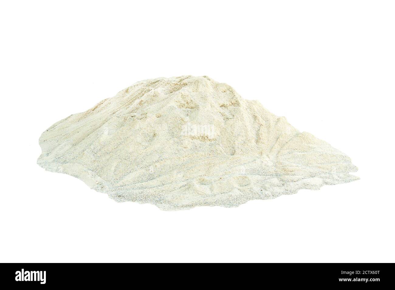 cono di sabbia - minerale di industria mineraria isolato su sfondo bianco. Un mucchio di sabbia bianca da costruzione. Foto Stock
