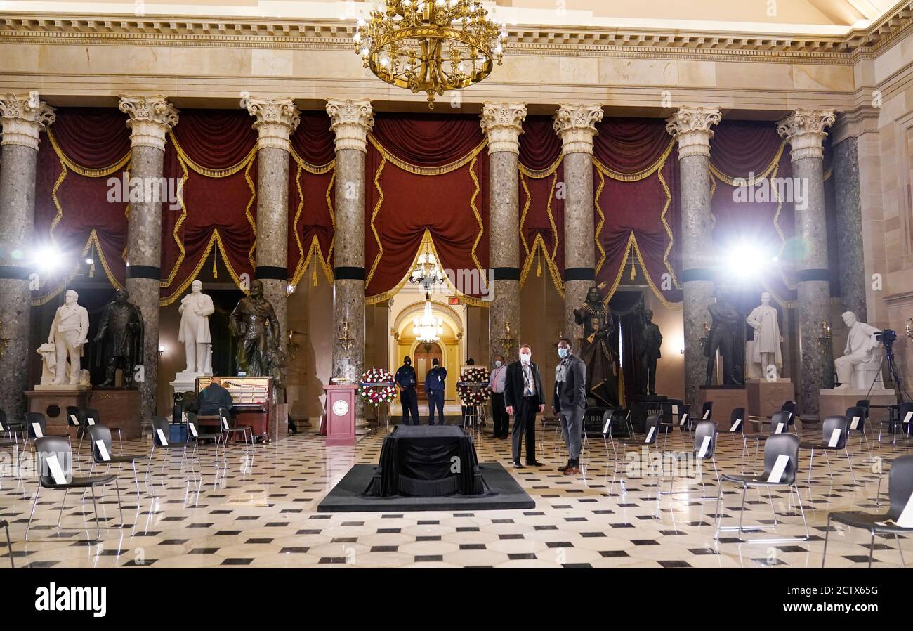 Più tardi oggi. 25 Settembre 2020. I preparativi finali sono in corso nella Sala della Statuary del Campidoglio degli Stati Uniti a Washington, venerdì 25 settembre 2020, per la giustizia Ruth Bader Ginsburg, che si trova in stato più tardi oggi. Il suo scrigno con bandiera giace in cima alla Lincoln catafalque, una bier costruita per i funerali del presidente Abraham Lincoln. Credit: Alex Brandon/Pool via CNP | Usage worldwide Credit: dpa/Alamy Live News Foto Stock