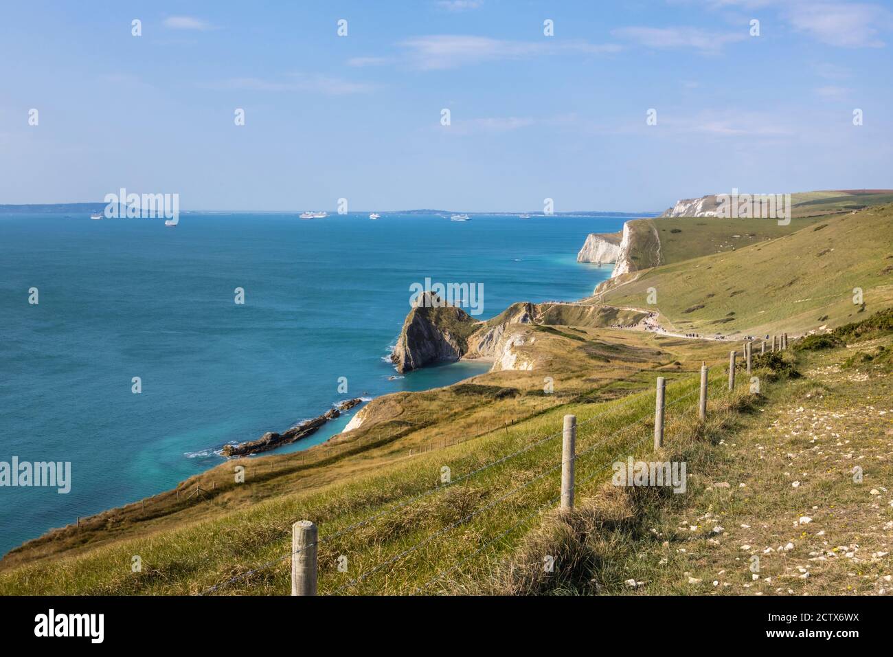 Vista panoramica sulla scogliera costiera dal percorso della costa sud-occidentale Da Lulworth Cove a Durdle Door sulla Jurassic Coast Sito Patrimonio dell'Umanità a Dorset Foto Stock