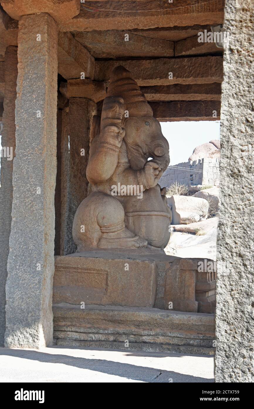 La statua di Sasivekalu Ganesha, l'antica architettura dell'impero vijayanagara del XIV secolo ad Hampi è un sito patrimonio dell'umanità dell'UNESCO. Foto Stock