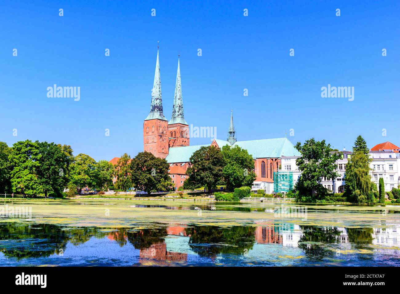 Chiesa catherale (Dom) con un lago, cielo blu a Lubeck (Lübeck), Schleswig-Holstein, Germania Foto Stock