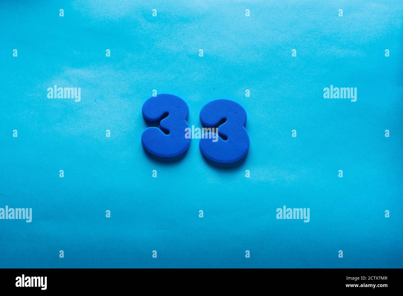 33 anni festeggiando il logo classico. Colorato felice anniversario 33 ° modello numeri blu giallo. Saluti celebra la scheda. Cifre tradizionali incorniciate di età. Vendita, premio speciale, fuori concetto. Foto Stock