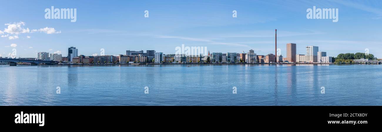 Vista panoramica sul lungomare della città occidentale di Aalborg dal ponte di Limfjordsbroen al ponte di Kulturbroen Foto Stock