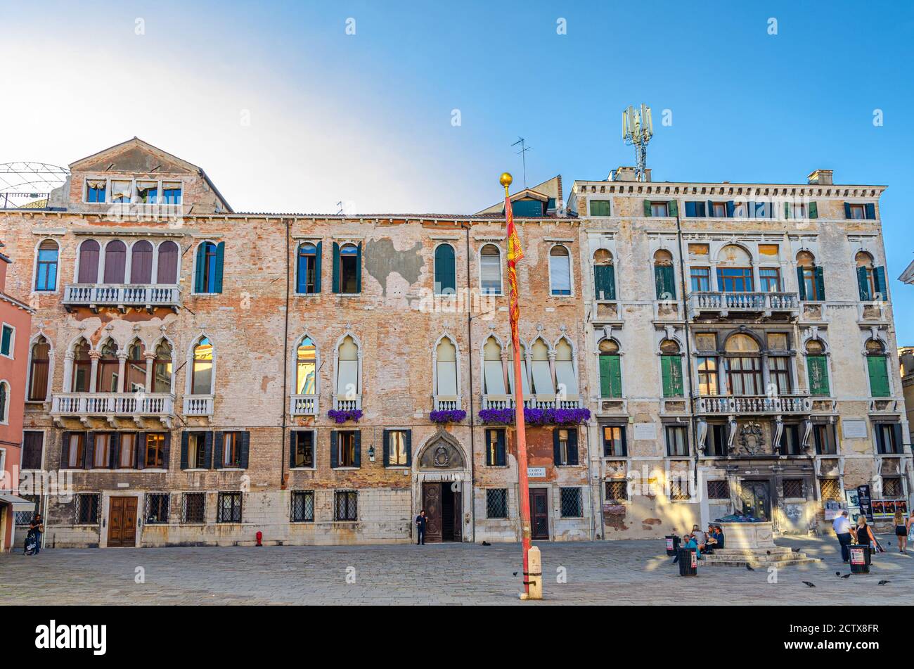 Venezia, 13 settembre 2019: Piazza campo San Maurizio con il museo Micromega Arte e Cultura MAC e pozzo di pietra nel centro storico di San Marco sestiere, Veneto Foto Stock