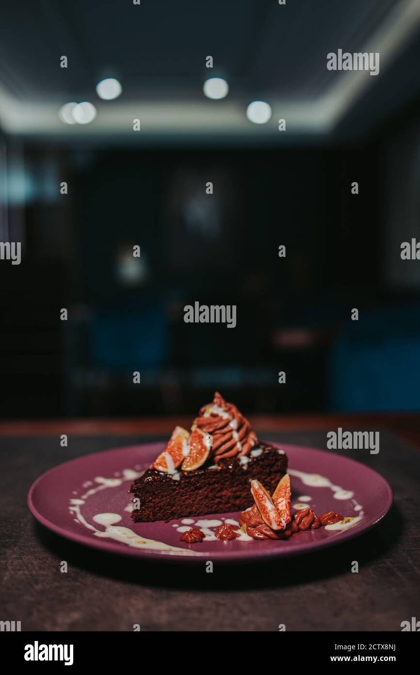 Colpo verticale di una deliziosa torta al cioccolato con mousse e. fig sezioni Foto Stock