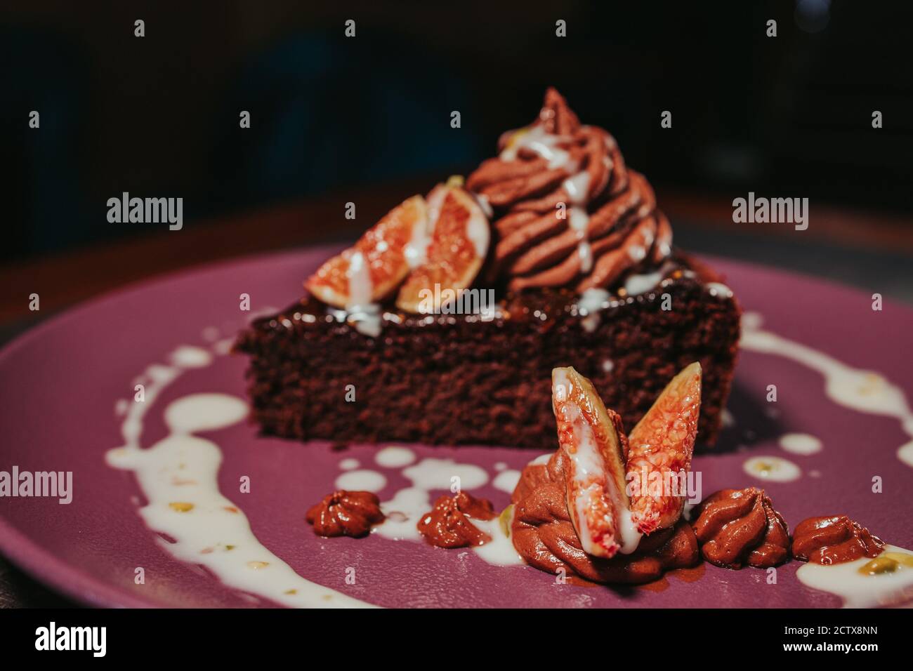 Primo piano di una deliziosa torta al cioccolato con mousse e. fig sezioni Foto Stock