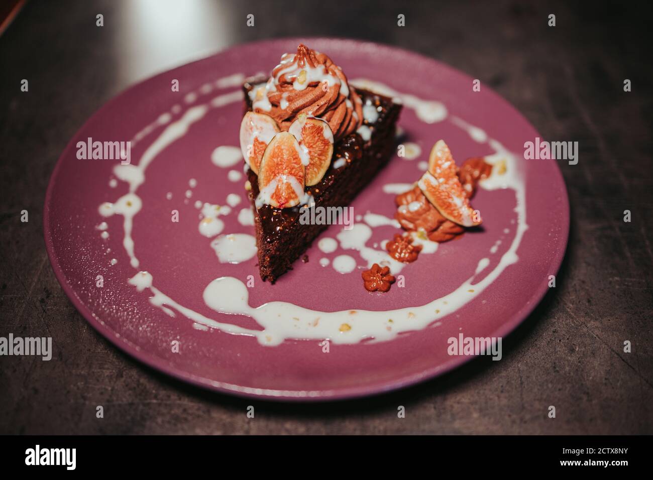 Primo piano di una deliziosa torta al cioccolato con mousse e. fig sezioni Foto Stock